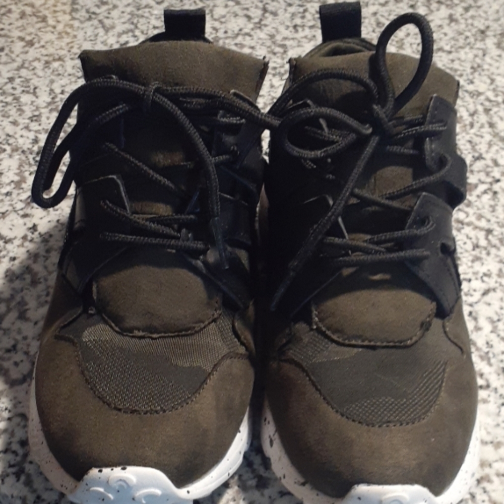 Woman Size 7 Sneaker